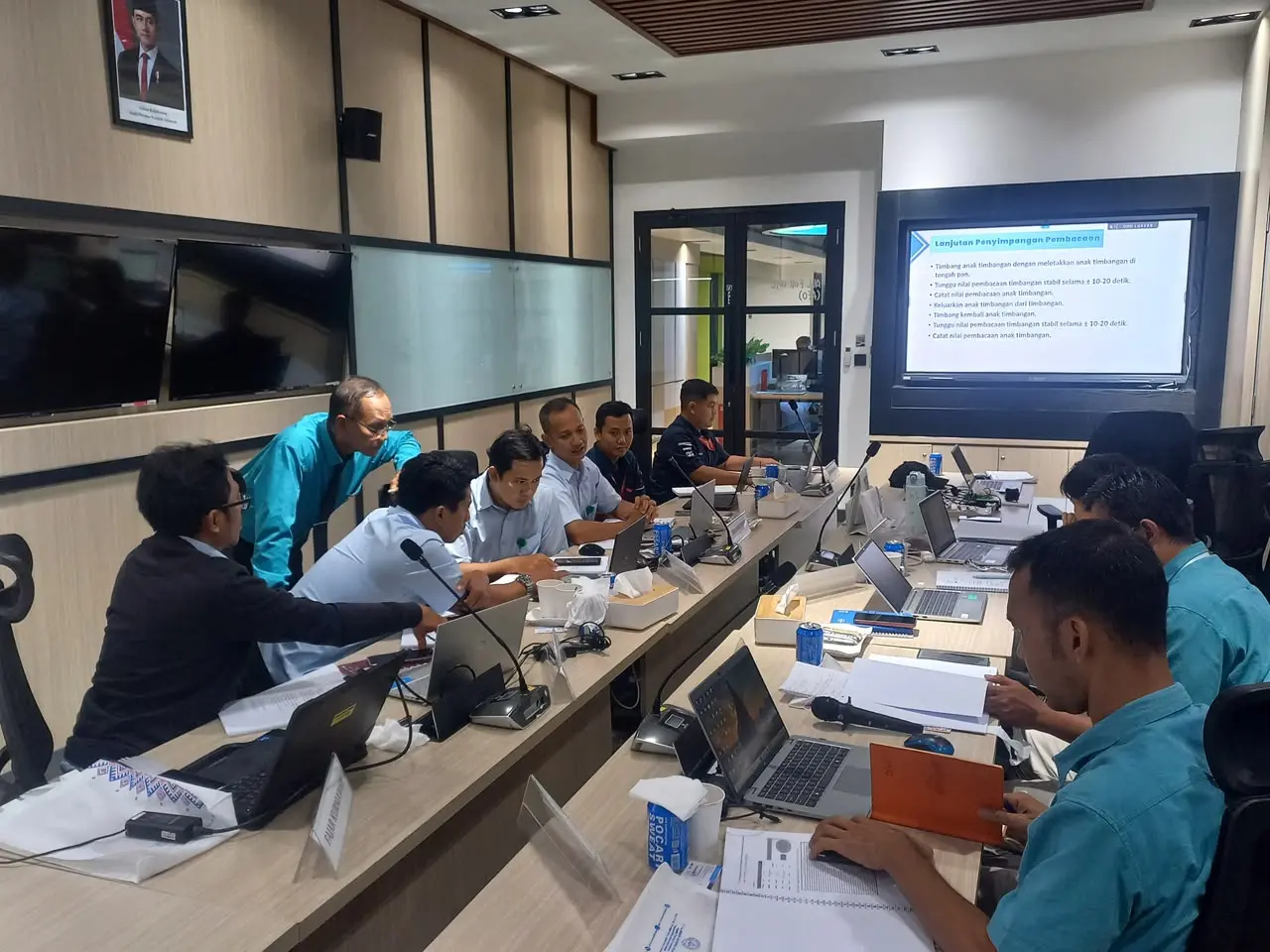 Peserta melakukan latihan kelompok dalam sesi training